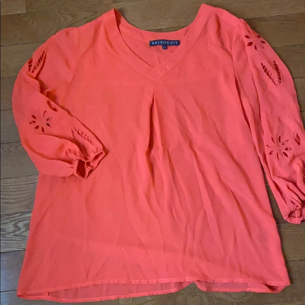 Light three quarter sleeved top